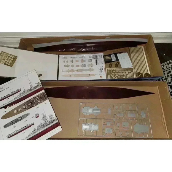 1/350 Scale German Heavy Cruiser Prinz Eugen 1945 - Picture 3 of 8